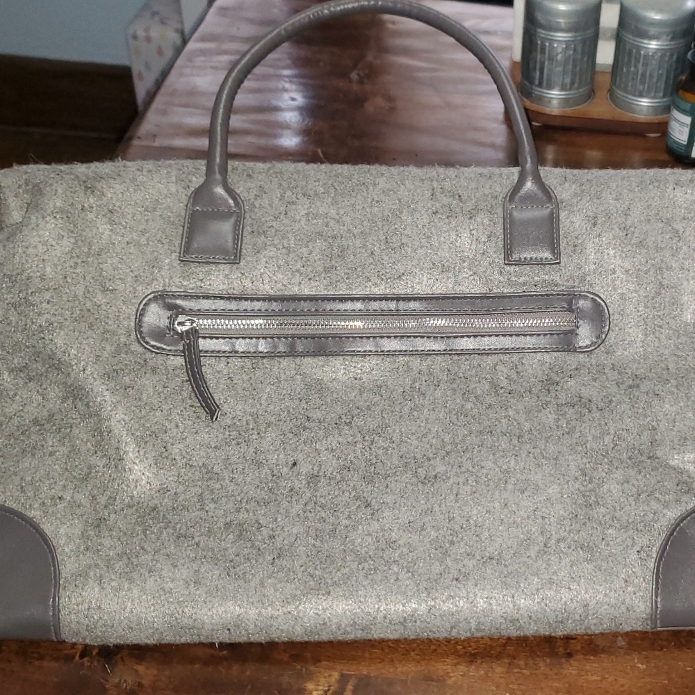 DSW Gray Felt Men's Bag W/removeable Strap.